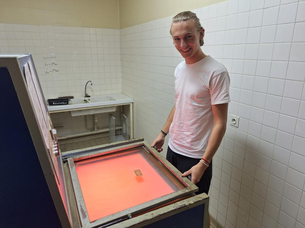 Bram devant la machine à insoler